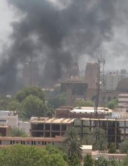 أعمدة الدخان في الأحياء السكنية جراء اشتباكات الجيش والدعم السريع بالخرطوم