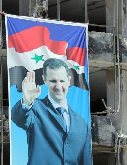 صورة بشار الأسد بين الدمار الذي أحدثته طائراته