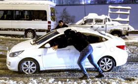 توفق السيارات في إسطنبول بسبب الثلوج