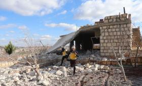 متطوعون في الدفاع المدني يتفقدون منزلاً تعرض للقصف
