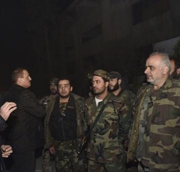 القاتل الأسد برفقة عناصر من ميلشياته