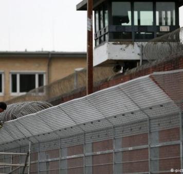 شاب يتسسل لسجن في ألمانيا.jpg