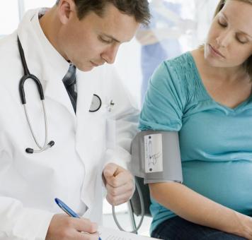 هناك احتمالاً لاستمرار الآثار السلبية لسمنة الأم في الحمل على الأطفال حتى مرحلة البلوغ