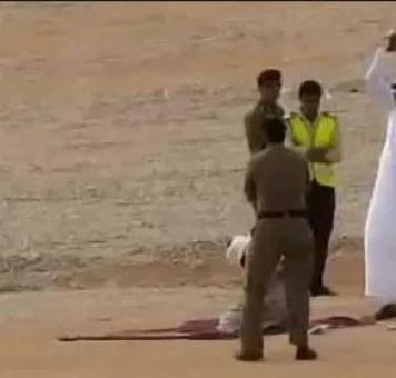 لحظة تنفيذ حكم اعدام بحق متهم في السعودية