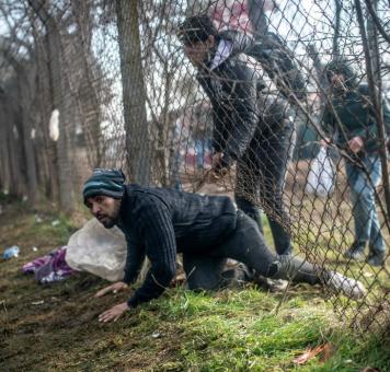 أحد المهاجرين خلال محاولته الدخول لليونان عبر حدودها مع تركيا