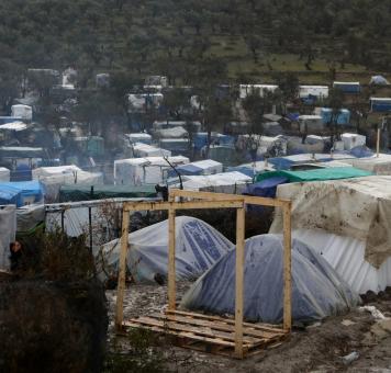 الاتحاد الأوروبي يدعو اليونان لنقل اللاجئين خارج المخيمات