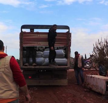 فريق من جمعية شام شريف خلال تقديم مساعدات للنازحين في الشمال السوري