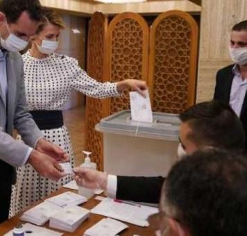 بشار الأسد وزوجته خلال التصويت في الانتخابات البرلمانية لنظامه
