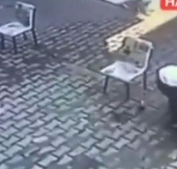 لقطة من مقطع الفيديو الذي وثق لحظة سقوط الطفل