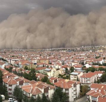 شاهد .. عاصفة رملية ضخمة تبتلع أحد أحياء العاصمة التركية