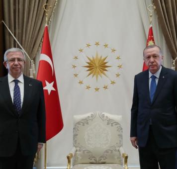 جانب من اللقاء بين أردوغان ورئيس بلدية أنقرة