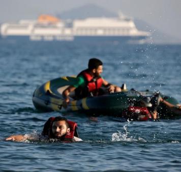 السلطات اليونانية تعامل اللاجئين بقسوة