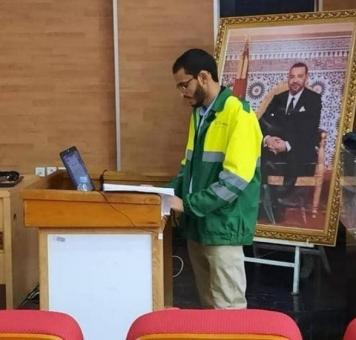 مغربي يناقش الدكتوراه بزي عمال النظافة