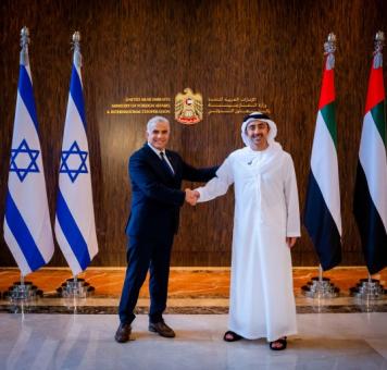 وزير الخارجية الإماراتي عبد الله بن زايد مع نظيره الإسرائيلي يائير لبيد بأبو ظبي
