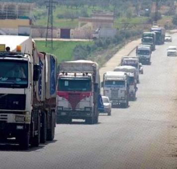 قافلة مساعدات إنسانية على الطريق بين حلب وإدلب