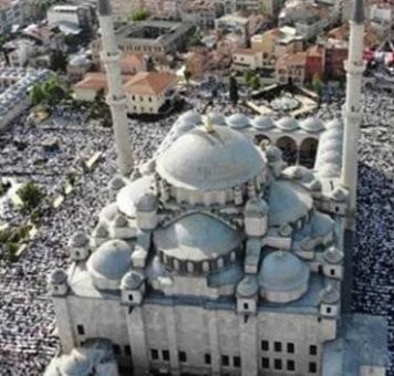 آلاف الناس في مسجد الفاتح