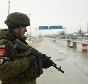 جندي روسي على طريق M5 بريف إدلب