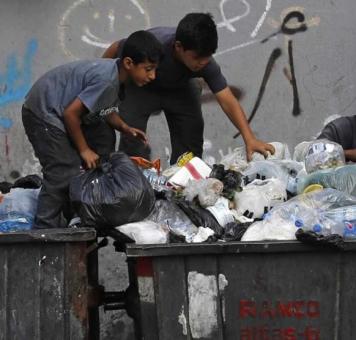 أطفال ينبشون القمامة في دمشق