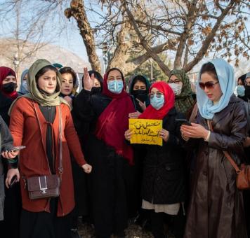 نساء أفغانيات يخرجن في مظاهرة احتجاجاً على قرار طالبان منع التعليم الجامعي للنساء