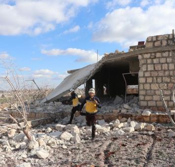 متطوعون في الدفاع المدني يتفقدون منزلاً تعرض للقصف
