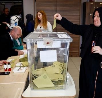 إعلاق مراكز الاقتراع في جولة الإعادة للانتخابات الرئاسية التركية.jpg