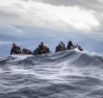 قارب مهاجرين قبالة سواحل ليبيا