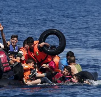 لاجئون سوريون يحاولون النجاة بعد غرق مركبهم في مياه البحر الأبيض المتوسط