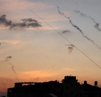 صواريخ تنهال على مناطق الاحتلال الإسرائيلي