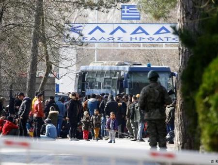 استهدف حرس الحدود اليوناني اللاجئين بقنابل الغاز المسيل للدموع ورشاشات الفلفل