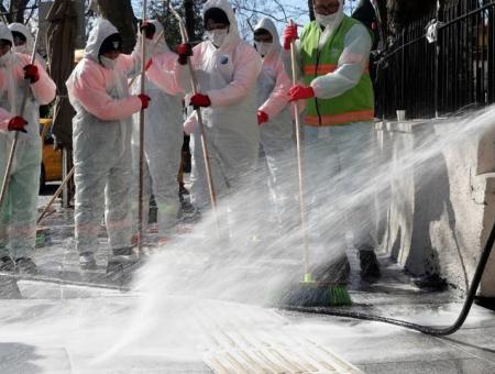 رش المياه المعقمة في شوارع تركيا ضمن إجراءات كورونا