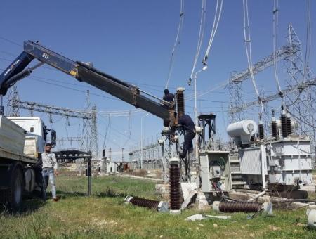 يعاني سكان إدلب من انقطاع الكهرباء منذ سنوات طويلة