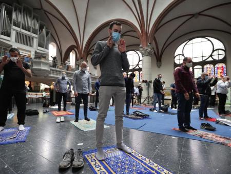 كانت ألمانيا قد سمحت باستئناف الخدمات الدينية في 4 أيار\مايو