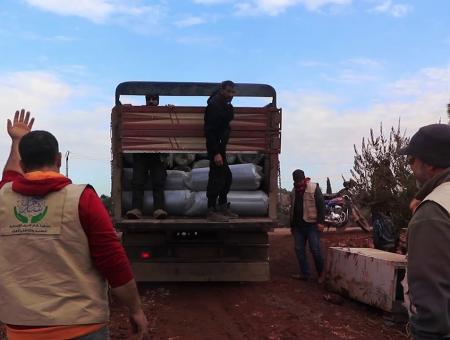 فريق من جمعية شام شريف خلال تقديم مساعدات للنازحين في الشمال السوري