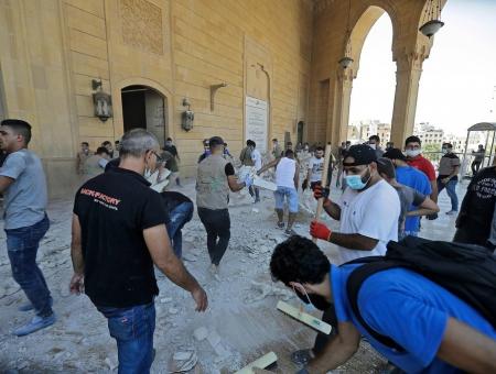 أعمال تنظيم مسجد محمد الأمين في بيروت عقب الانفجار