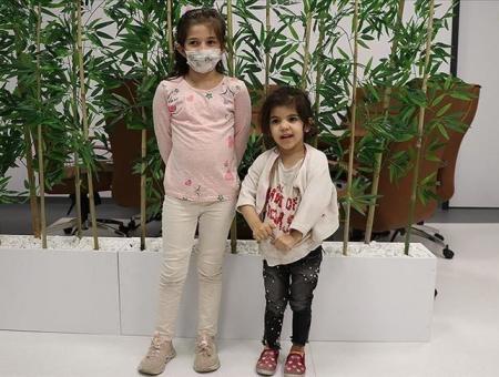 الطفلتان السوريتان  فاطمة وسارة عفش