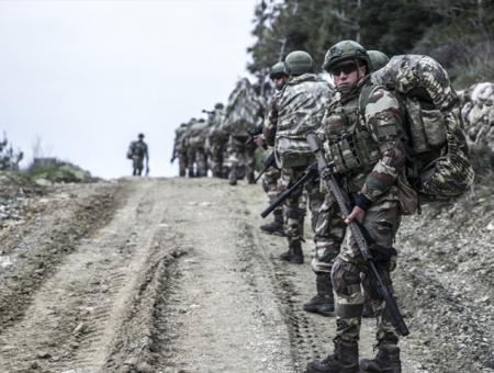 عناصر من قوات كوماندوز تركية على الحدود مع محافظة إدلب
