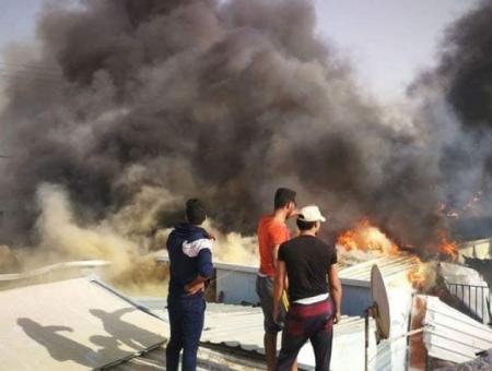تصاعد الدخان من حريق في مخيم الزعتري