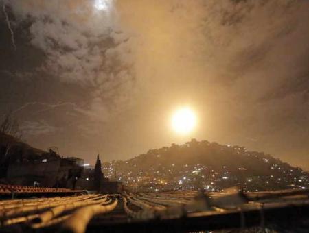 دفاعات النظام تعترض صواريخ إسرائيلية في محيط دمشق