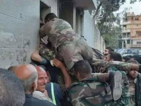 الطوابير أمام الأفران بمناطق نظام الأسد