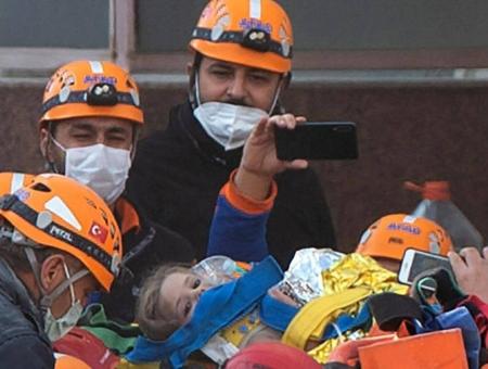 لحظة إنقاذ طفلة من أسفل أنقاض الدمار في إزمير