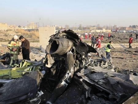جسم الطائرة الأوكرانية بعد تحطمها في إيران