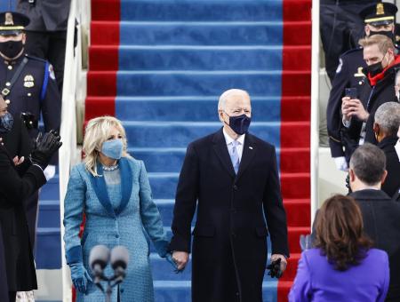 الرئيس الأمريكي برفقة زوجته الجديد خلال حفل التنصيب