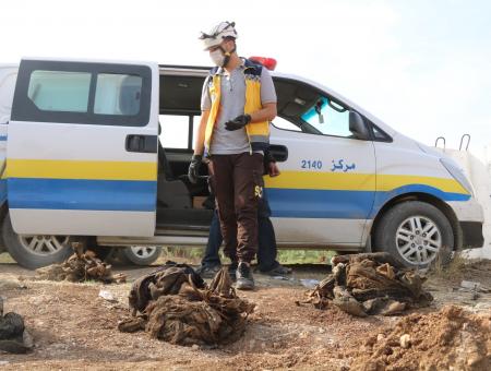 طواقم الدفاع المدني السوري خلال العثور على جثث في سوريا