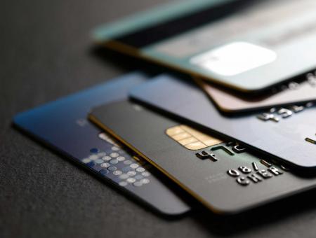 المتسوقين أصبحوا يميلون إلى إنفاق المزيد من الأموال عند استخدام البطاقات الائتمانية