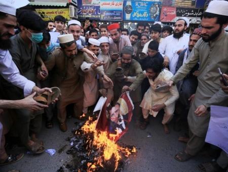 محتجون يحرقون صورة الرئيس الفرنسي خلال مظاهرة بمدينة بيشاور