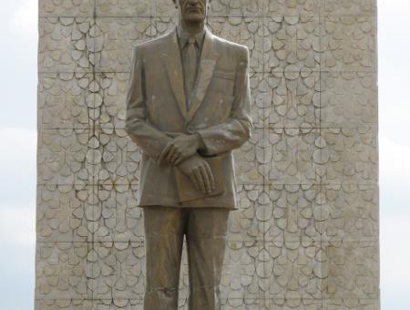 تمثال حافظ الأسد في ساحة الرئيس بحلب