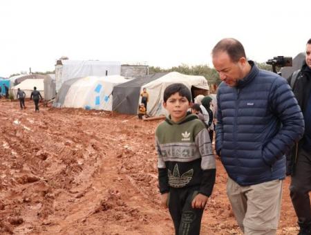 زاهر سحلول خلال تفقده مخيمات النازحين في سوريا