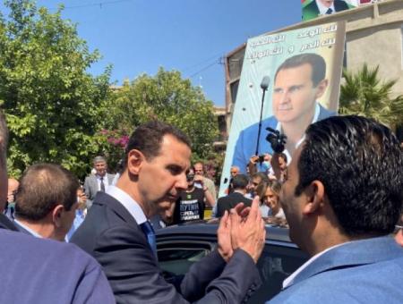 بشار الأسد خلال زيارته لمدينة دوما قبل أسبوعين