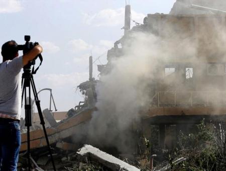 إعلامي سوري يلتقط صوراً لقصف على المناطق المحررة
