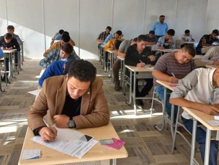 طلاب في أثناء تقديم امتحان الشهادة الثانوية في ريف حلب